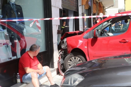 BANCHETTE - Sale sul marciapiede, investe una ciclista e finisce nella vetrina di un negozio - FOTO