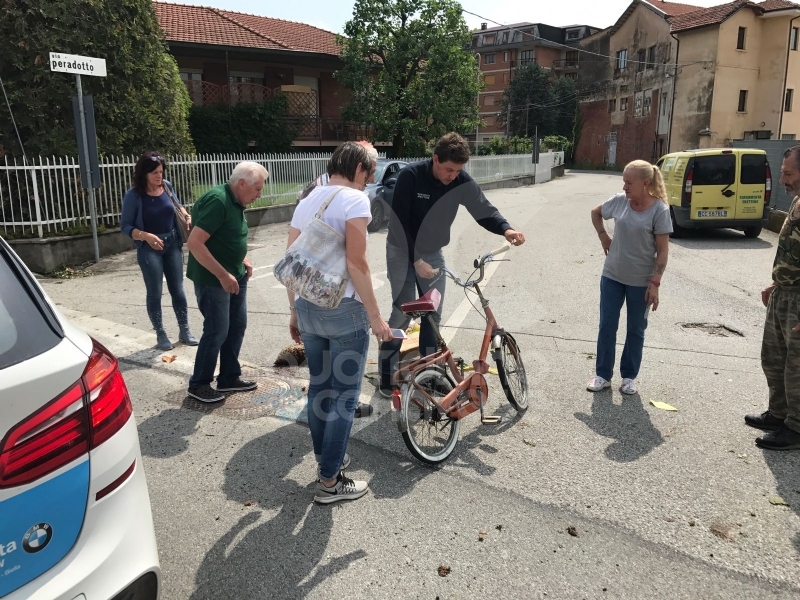 VALPERGA - Ciclista investito da un'auto vicino alla ferrovia: identificata l'autista - FOTO e VIDEO
