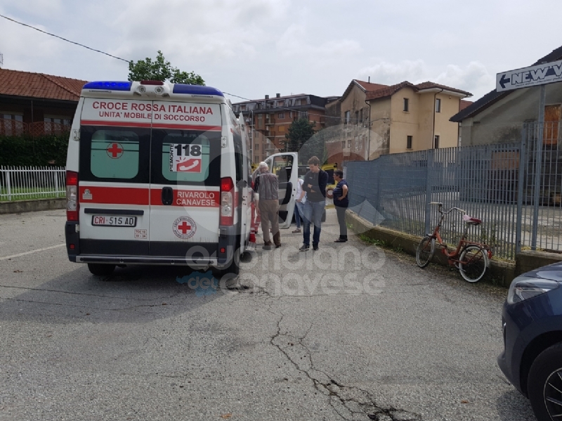 VALPERGA - Ciclista investito da un'auto vicino alla ferrovia: identificata l'autista - FOTO e VIDEO
