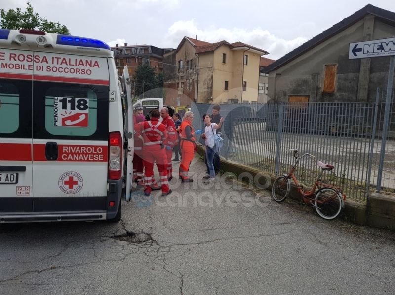 VALPERGA - Ciclista investito da un'auto vicino alla ferrovia: identificata l'autista - FOTO e VIDEO