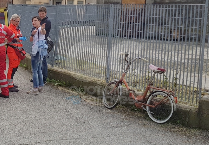 VALPERGA - Ciclista investito da un'auto vicino alla ferrovia: identificata l'autista - FOTO e VIDEO