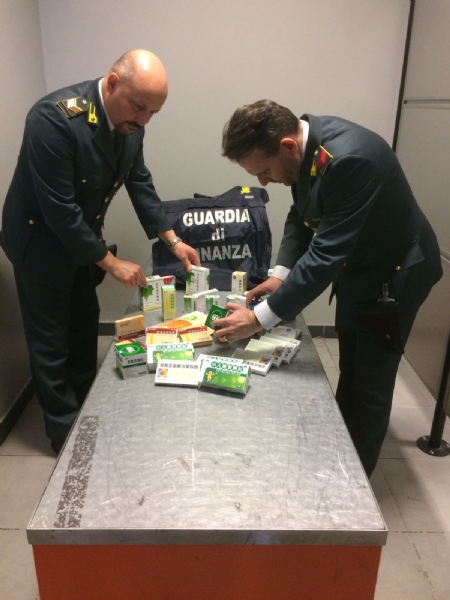 CASELLE - Medicine illegali nel bagaglio: un uomo denunciato - FOTO